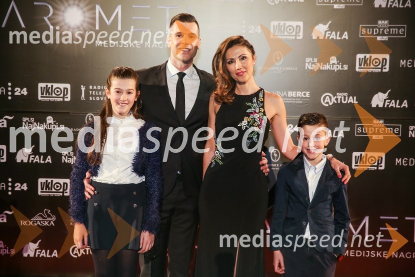 Kiam Bečirović;  Sani  Bečirović, košarkar;  Simona  Rubini Bečirović;  Samija BečirovićŽarometi, prihod po rdeči preprogi