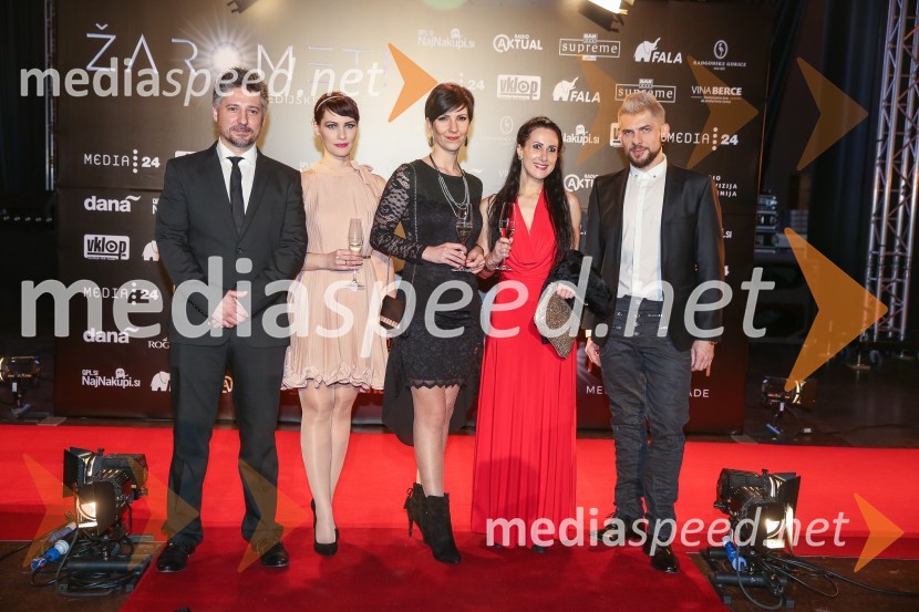  ... ;  Mojca Gornik, radijska voditeljica;  Tanja Seme, radijska voditeljica;  Anita Gošte, radijska voditeljica, Radio Aktual;  Klemen Bunderla, radijski voditelj, radio AktualŽarometi, prihod po rdeči preprogi