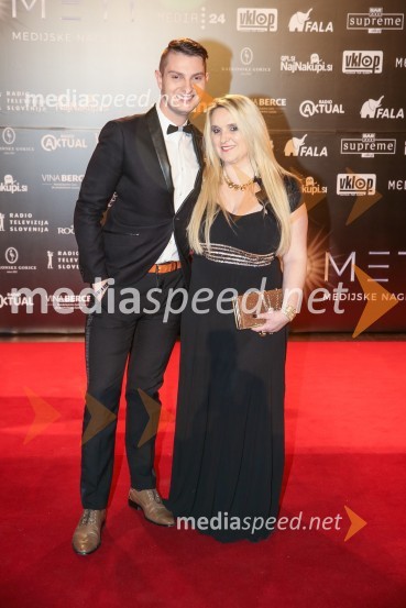  Damjan Murko, pevec;  Aleksandra Popović, soproga Daniela PopovićaŽarometi, prihod po rdeči preprogi