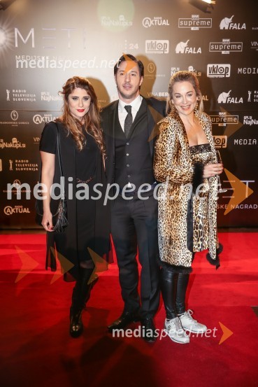  Urša Eva Pucelj, igralka, novinarka;  Jan Bučar, igralec;  Nina Ivanič, igralkaŽarometi, prihod po rdeči preprogi