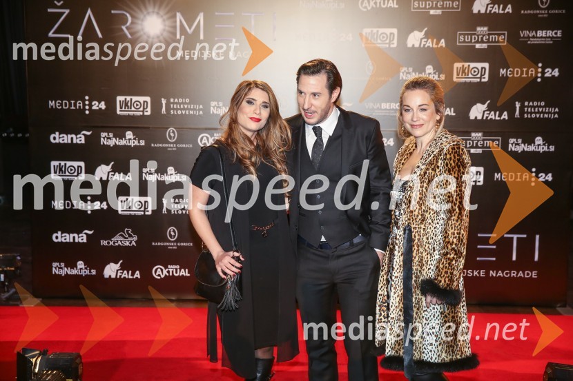  Urša Eva Pucelj, igralka;  Jan Bučar, igralec;  Nina Ivanič, igralkaŽarometi, prihod po rdeči preprogi