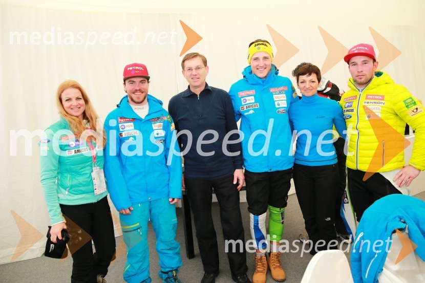  Špela Pretnar, nekdanja smučarka in predstavnica za odnose z javnostmi,Smučarska zveza Slovenije ;  ... ; prof. dr. Miro Cerar, predsednik vlade Republike Slovenije;  Štefan Hadalin, svetovni podprvak v superveleslalomu; prof. dr. Maja Makovec Brenčič, ministrica za izobraževanje, znanost in šport;  Martin  Čater, smučarPokal Vitranc 2017, VIP druženje, sobota