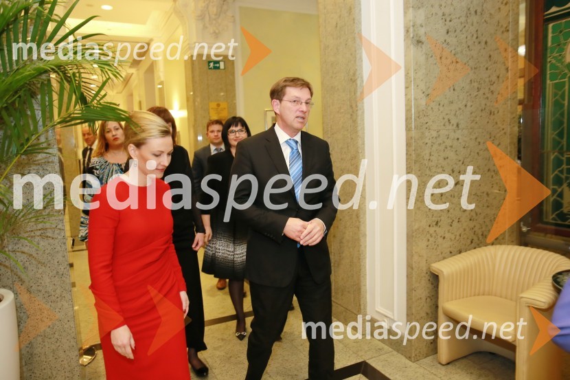  Mojca Stropnik, odvetnica; prof. dr. Miro Cerar, predsednik vlade Republike SlovenijeOna 365 je Ana Roš