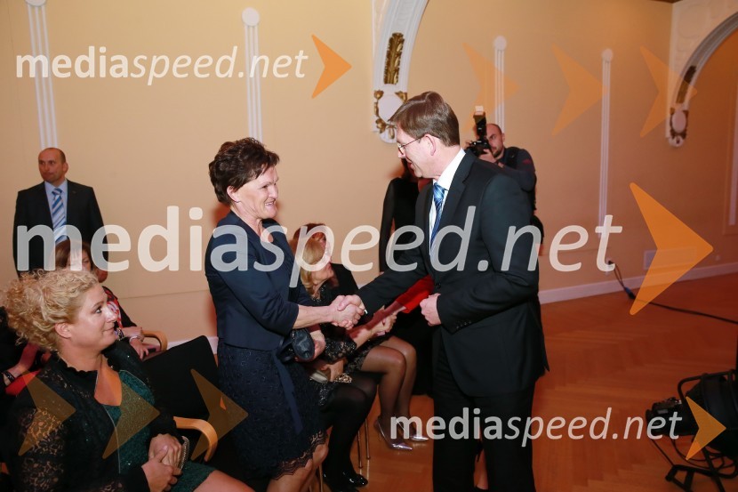  Anka Lipušček Miklavčič, direktorica, Mlekarna Planika, d.o.o.; prof. dr. Miro Cerar, predsednik vlade Republike SlovenijeOna 365 je Ana Roš