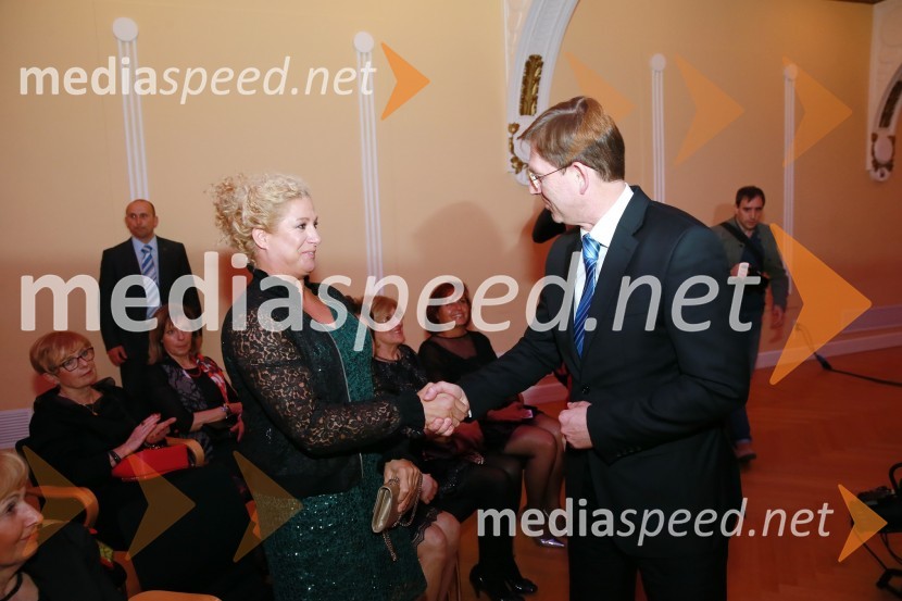  Ana Roš Stojan, kuharska mojstrica in najboljša chefinja na svetu po izboru akademije The World's 50 Best Restaurants; prof. dr. Miro Cerar, predsednik vlade Republike SlovenijeOna 365 je Ana Roš