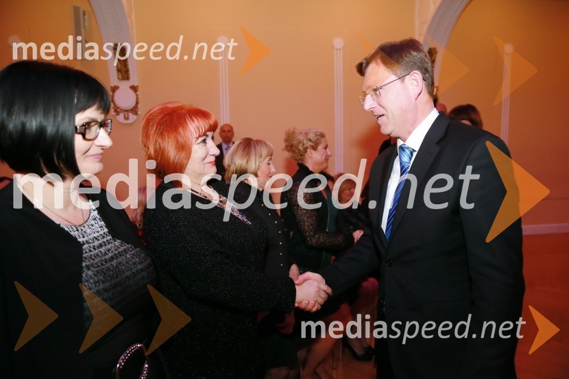  Vlasta Nussdorfer, varuhinja človekovih pravic; prof. dr. Miro Cerar, predsednik vlade Republike SlovenijeOna 365 je Ana Roš