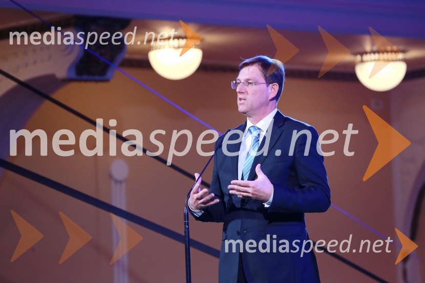 prof. dr. Miro Cerar, predsednik vlade Republike SlovenijeOna 365 je Ana Roš