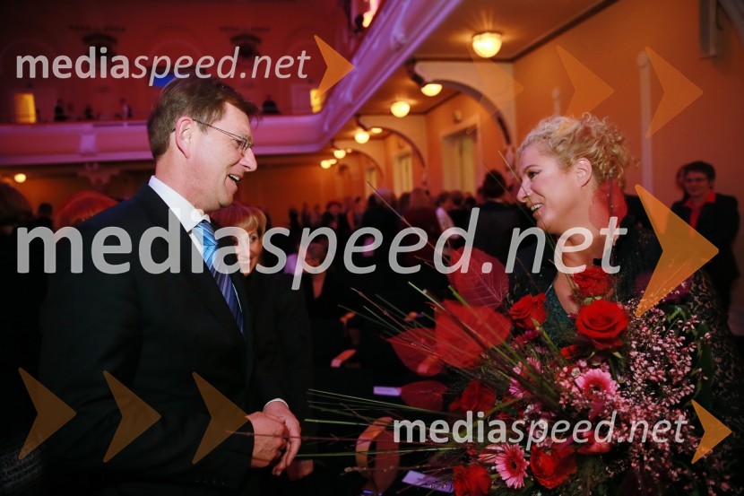 prof. dr. Miro Cerar, predsednik vlade Republike Slovenije;  Ana Roš Stojan, kuharska mojstrica in najboljša chefinja na svetu po izboru akademije The World's 50 Best RestaurantsOna 365 je Ana Roš