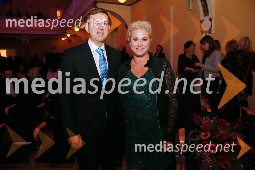 prof. dr. Miro Cerar, predsednik vlade Republike Slovenije;  Ana Roš Stojan, kuharska mojstrica in najboljša chefinja na svetu po izboru akademije The World's 50 Best RestaurantsOna 365 je Ana Roš