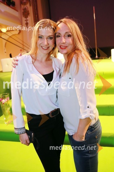  Martina Burger, sopranistka;  Eva  Hren, pevkaOna 365 je Ana Roš