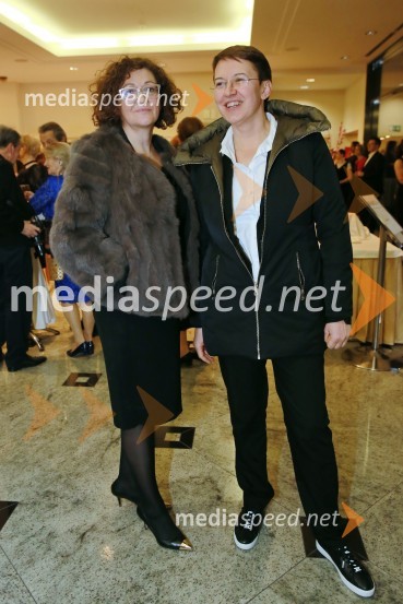  Nataša  Zanuttini, urednica dnevno aktualnega programa Val 202;  ... Ona 365 je Ana Roš