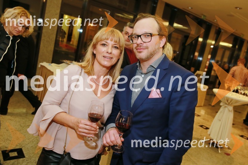  Barbra Jermann, urednica revije Suzy;  Gregor Knafelc, v. d. odgovornega urednika, DeloOna 365 je Ana Roš