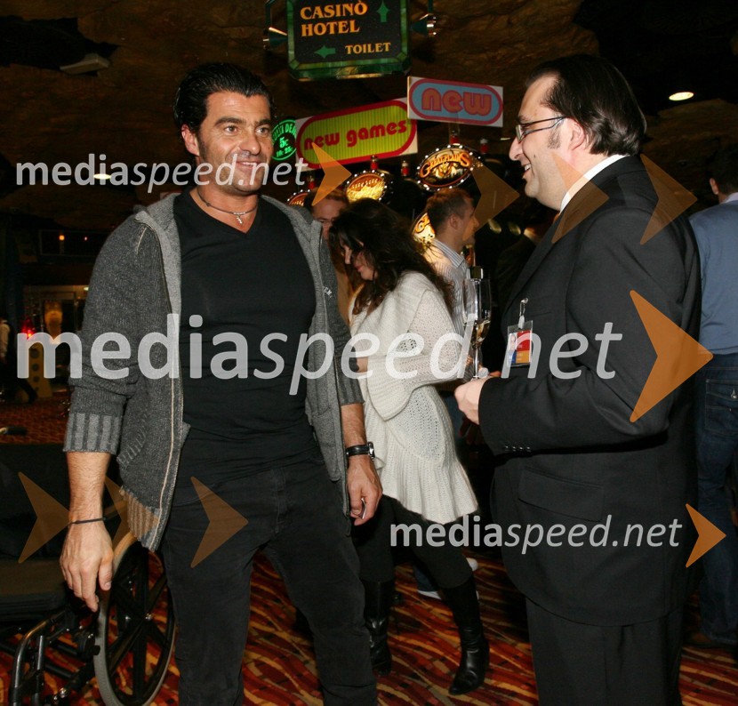 Alberto Tomba, nekdanji italijanski smučar in mag. Matej Paradiž, direktor igralniško-zabaviščnega centra KoronaSki Legends Hit Challenge 2008 - Tekmovanje smučarskih legend z Juretom Koširjem, žrebanje ekip