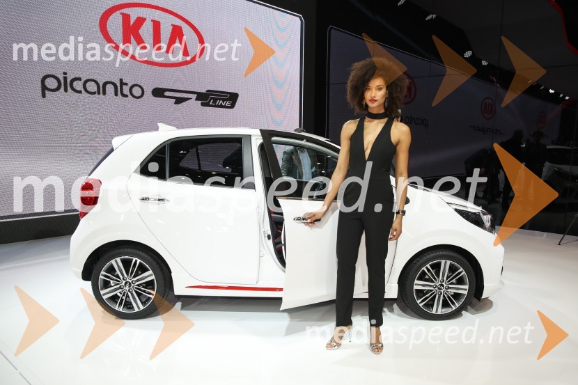 Hostese na 87. Mednarodnem sejmu v Ženevi