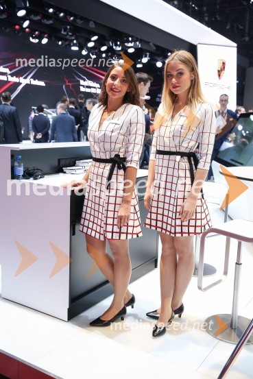 Hostese na 87. Mednarodnem sejmu v Ženevi