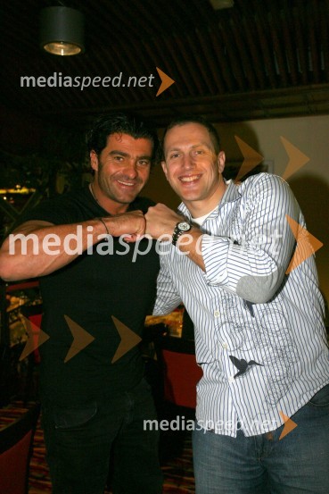 Alberto Tomba, nekdanji italijanski smučar in Jure Košir, nekdanji smučar in organizator tekmovanjaSki Legends Hit Challenge 2008 - Tekmovanje smučarskih legend z Juretom Koširjem, žrebanje ekip