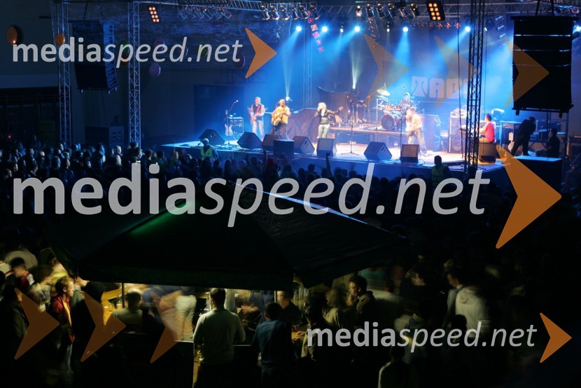 Pogled na oder med nastopom skupine TabuKoncert Gremo na prvi rok, UŠC Leona Štuklja