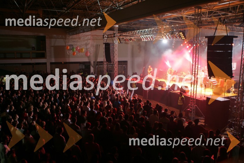 Pogled na oder med nastopom skupine TabuKoncert Gremo na prvi rok, UŠC Leona Štuklja