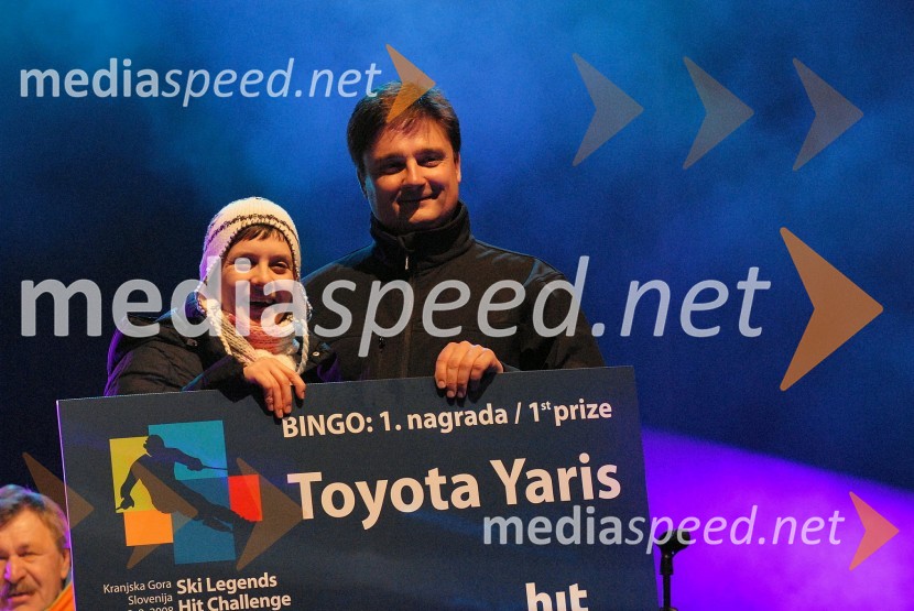 Tina iz Domžal, dobitnica 1. nagrade na Bingu in Boštjan Trilar, direktor Toyota Adria d.o.o.Ski Legends Hit Challenge 2008 - Tekmovanje smučarskih legend z Juretom Koširjem