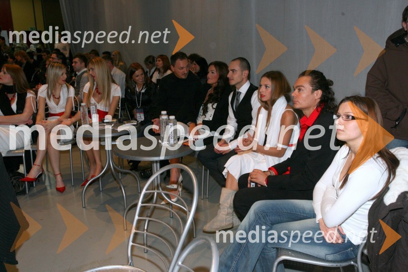 Rebeka Dremelj s skupinoEMA 2008, finale