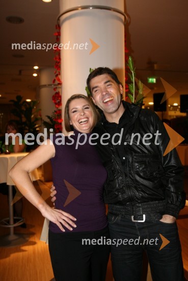 Bernarda Žarn in Mario Galunič, voditelja finalnega izbora EME 2008  	 
	EMA 2008, finale