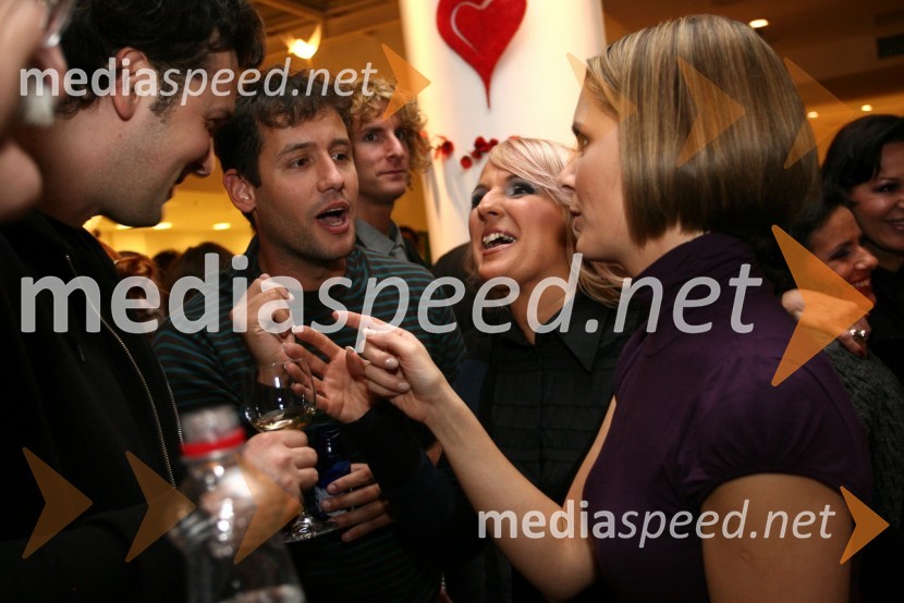 Peter Poles, voditelja na TV Slovenija, Alenka Godec, pevka in Bernarda Žarn, voditeljica finalnega izbora EME 2008EMA 2008, finale