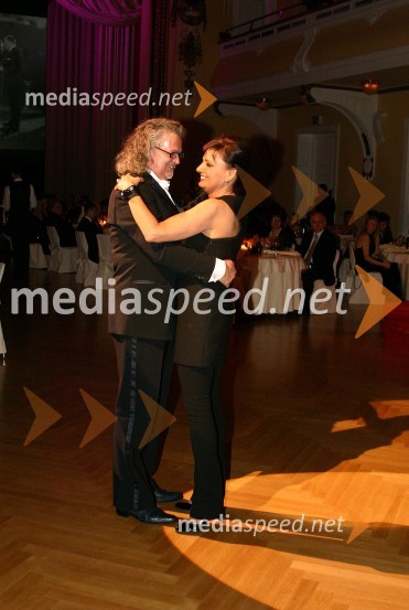 Jani Bavčer, predsednik Rotary Club Ljubljana z ženoVeliki rotarijski ples 2008