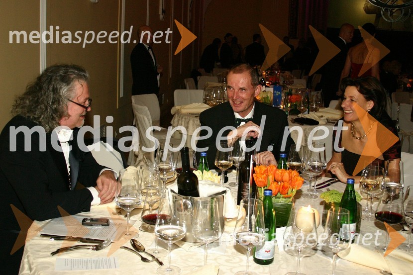 Jani Bavčer, predsednik Rotary Club Ljubljana, Viktor in Renate OberlojerVeliki rotarijski ples 2008