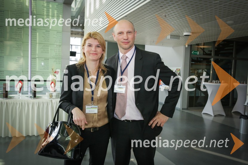 Nina Kelemen,  CFA, članica Odbora ZSFS, člani zmagovalne ekipe Ekonomske fakultete, Ljubljana;  Kruno Abramovič, CFA, podpredsednik društva CFA Society Slovenia in predsednik uprave NLB SkladiCFA Institute Research Challenge 2017, lokalni finale
