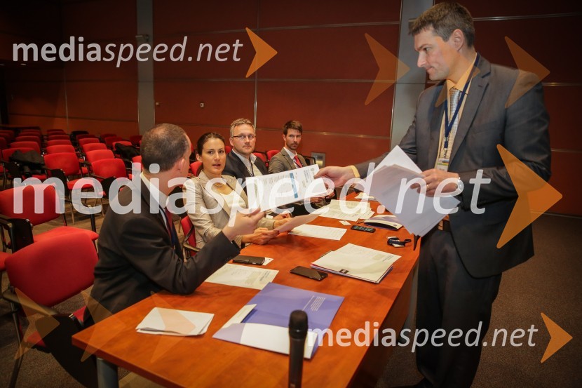  Olivier P. Mueller, CFA, CAIA, FRM, direktor na Credit Suisse;  ... ;  ... ;  Blaž Hribar, CFA, član uprave Pokojninske družbe A;  Bojan Ivanc, CFA, CAIA, član upravnega odbora društva CFA Slovenija in glavni ekonomist Analitike GZSCFA Institute Research Challenge 2017, lokalni finale