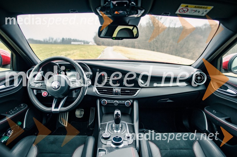 Alfa Romeo Giulia 2.9 V6 Bi-Turbo AUT Quadrifoglio, notranjostAlfa Romeo Giulia 2.9 V6 Bi-Turbo AUT Quadrifoglio, mediaspeed test