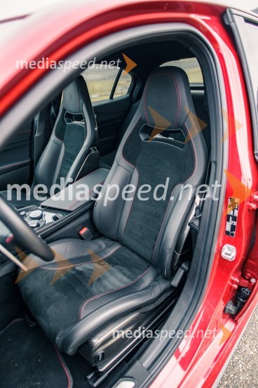 Alfa Romeo Giulia 2.9 V6 Bi-Turbo AUT Quadrifoglio, športni sedeži Sparco v karbonuAlfa Romeo Giulia 2.9 V6 Bi-Turbo AUT Quadrifoglio, mediaspeed test