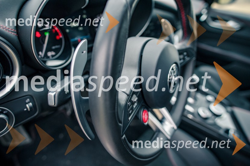 Alfa Romeo Giulia 2.9 V6 Bi-Turbo AUT Quadrifoglio, obvolanske ročice menjalnikaAlfa Romeo Giulia 2.9 V6 Bi-Turbo AUT Quadrifoglio, mediaspeed test