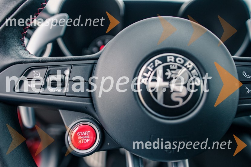 Alfa Romeo Giulia 2.9 V6 Bi-Turbo AUT Quadrifoglio, rdeči gumb za zagon motorjaAlfa Romeo Giulia 2.9 V6 Bi-Turbo AUT Quadrifoglio, mediaspeed test