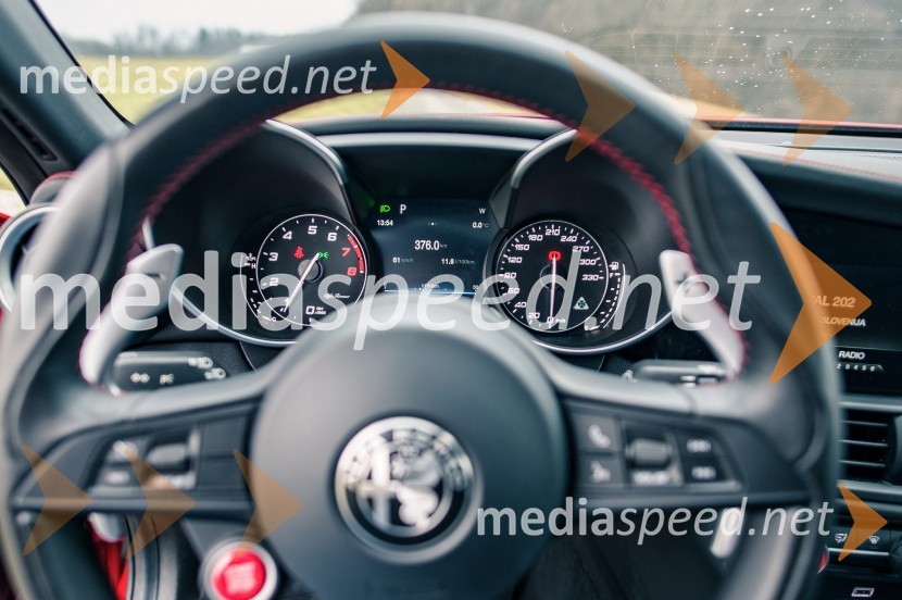 Alfa Romeo Giulia 2.9 V6 Bi-Turbo AUT Quadrifoglio, športni merilnikiAlfa Romeo Giulia 2.9 V6 Bi-Turbo AUT Quadrifoglio, mediaspeed test