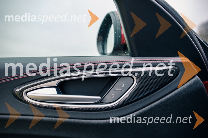 Alfa Romeo Giulia 2.9 V6 Bi-Turbo AUT Quadrifoglio, usnje, karbon in kovinaAlfa Romeo Giulia 2.9 V6 Bi-Turbo AUT Quadrifoglio, mediaspeed test