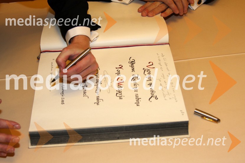 Vpis v knjigo gostovObisk glavnega aškenaškega rabina Izraela Yona Metzgerja v Mariboru