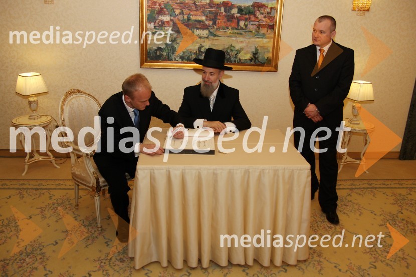 Klemen Jelinčič Boeta, Yona Metzger, glavni aškenaški rabin Izraela in Franc Kangler, župan MariboraObisk glavnega aškenaškega rabina Izraela Yona Metzgerja v Mariboru