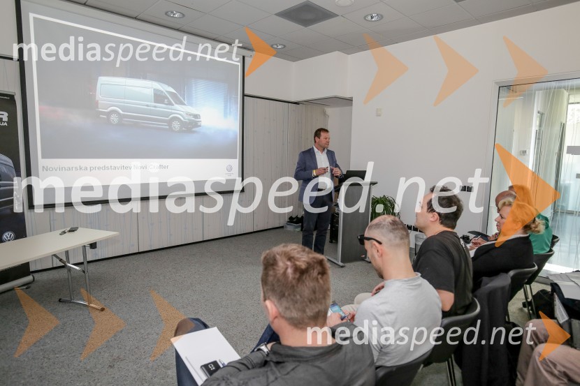  Marko Škriba, direktor znamke Volkswagen pri Porsche Slovenija d.o.o.;  Sabrina Pečelin, vodja odnosov z javnostmi pri Porsche Slovenija d.o.o.Volkswagen Crafter, slovenska predstavitev