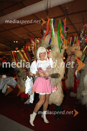 Jasna Kuljaj, povezovalka prireditve in TV voditeljica in kurentKurentovanje 2008 na Ptuju: koncert Boštjana Konečnika ter skupin Skater in Atomik Harmonik