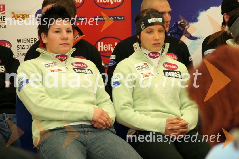 Smučarki Urška Rabič in Mateja RobnikSmučarska reprezentanca, tiskovna konferenca
