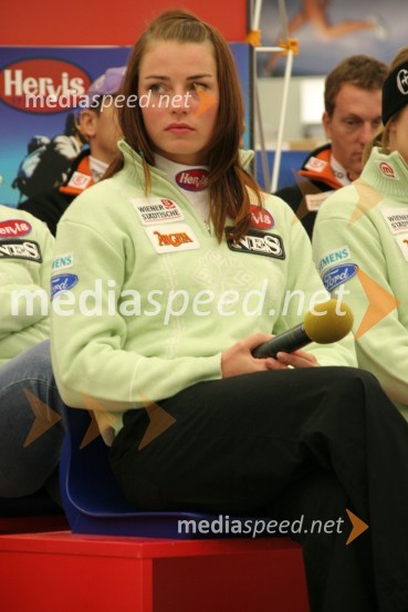 Smučarka Tina MazeSmučarska reprezentanca, tiskovna konferenca