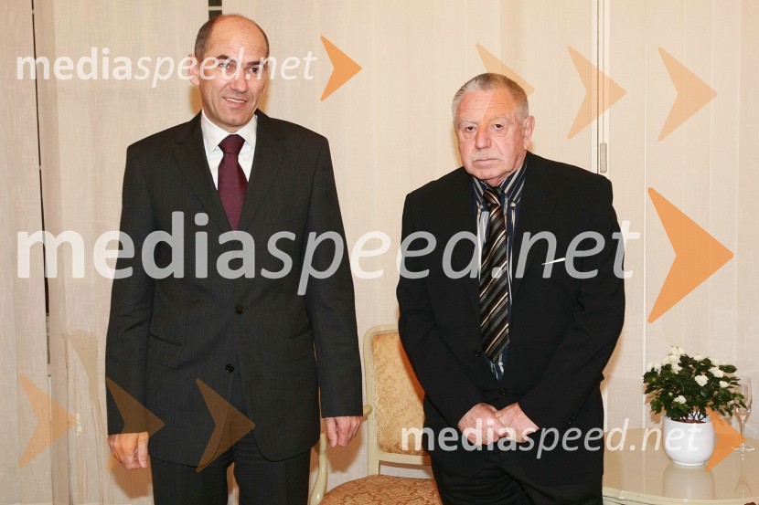Janez Janša, slovenski premier in Dušan Jovanović, predsednik upravnega odbora Prešernovega sklada do leta 2008Podelitev Prešernovih nagrad ob slovenskem kulturnem prazniku