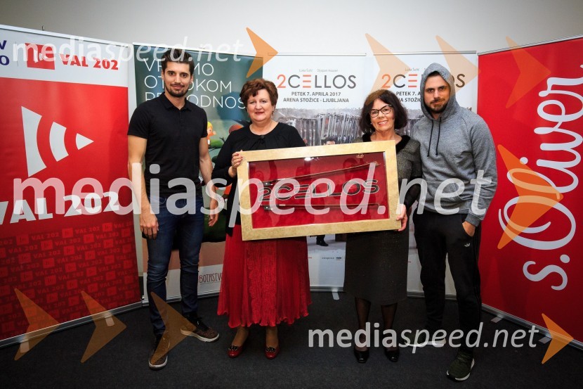  Luka Šulić, čelist, 2 Cellos;  ... ;  Anita Ogulin, Zveza prijateljev mladine;  Stjepan Hauser, čelist, 2 CellosKoncert 2Cellos in VIP sprejem, PRVA osebna zavarovalnica