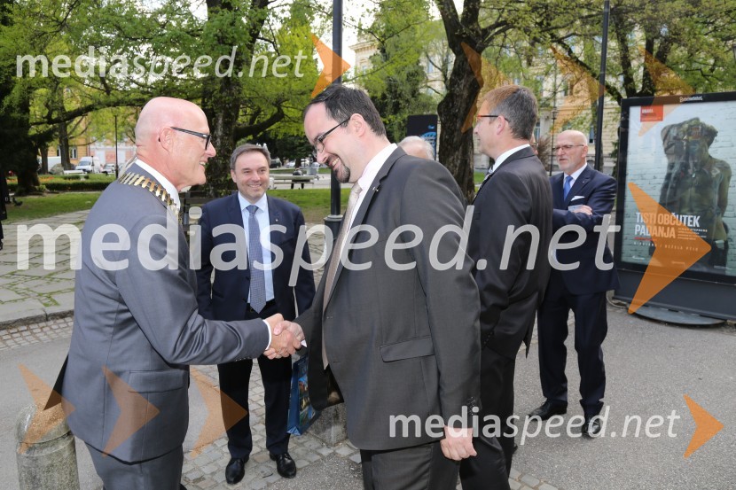  Emil Šarkanj, lastnik Galerije Hest,  predsednik Rotary kluba Maribor;  Nikola  Božić, Rotary E klub distrikt 2483 SrbijaRotary klub,  25. obletnica kluba
