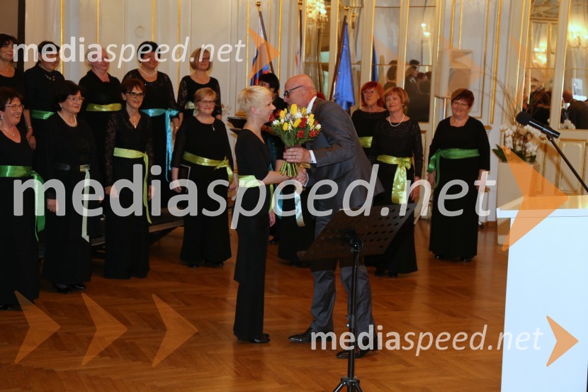  Zsuzso Budavari Novak, zborovodkinja, Ženski pevski zbor Matica Maribor;  Emil Šarkanj, lastnik Galerije Hest,  predsednik Rotary kluba MariborRotary klub,  25. obletnica kluba