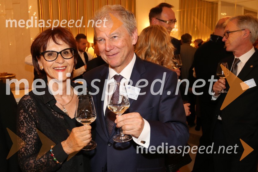  Andreja Kračun, predsednica, Dobrodelno združenje Koraki za korakce;  prof. dr. Davorin  Kračun, ekonomist, član Rotary Cluba MariborRotary klub,  25. obletnica kluba