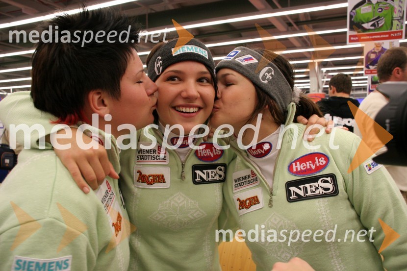 Smučarke Urška Rabič, Mateja Robnik in Ana KobalSmučarska reprezentanca, tiskovna konferenca