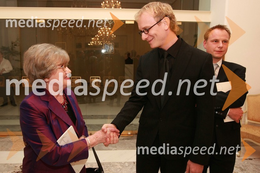 Katarina Bogataj Gradišnik, žena Janeza Gradišnika in  	Uroš Smolej, nagrajenec Prešernovega sklada 2008Podelitev Prešernovih nagrad ob slovenskem kulturnem prazniku