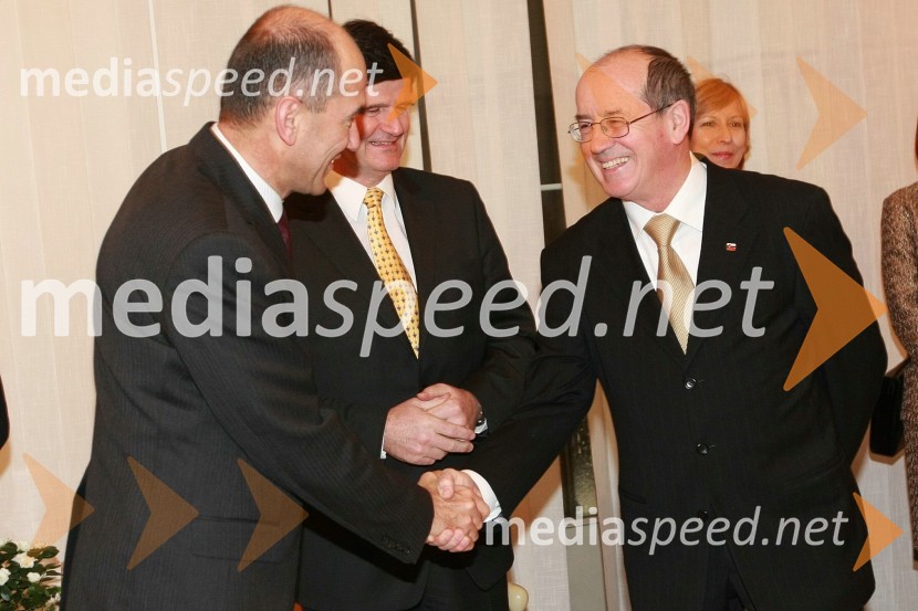 Janez Janša, slovenski premier, mag. Blaž Kavčič, predsednik Državnega sveta RS in France Cukjati, predsednik Državnega zbora RS
Podelitev Prešernovih nagrad ob slovenskem kulturnem prazniku